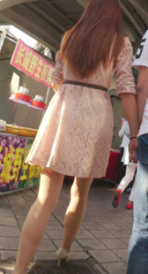 与男友逛街的丝袜美女
