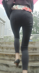 紧身裤少妇上天桥臀部诱人