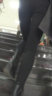 纤细学生妹黑色紧身裤