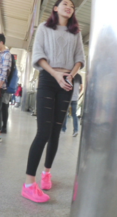 九头身黑色紧身裤大长腿