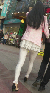 白花裤紧身美腿少妇