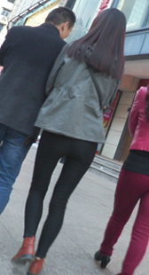 身材出众的女儿陪父母逛街