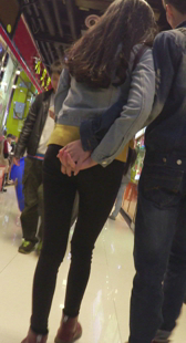 大长腿美女与男友逛街