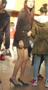 裸腿高跟美女很诱人