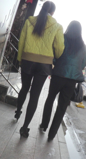 黑丝高跟女陪阿姨逛街