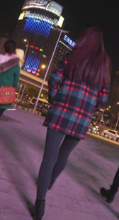 逛完街回家的长腿美女