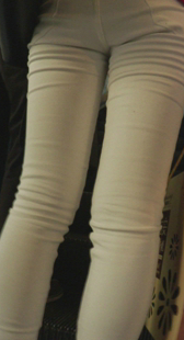 白色紧身裤少妇