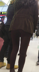 紧身裤美腿少妇