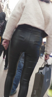 美臀少妇的皮裤把好身材尽显