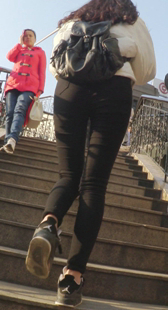 美少女丰满的臀部让人浮想联翩