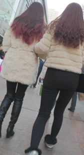 姐妹花身材都不错