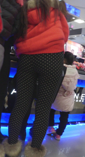 紧身花裤小妹开心逛商场