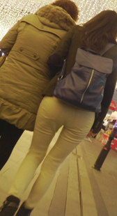 丰满美臀少妇白色紧身裤诱人