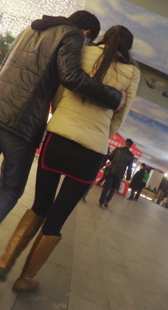 包臀妞腻在男友怀里