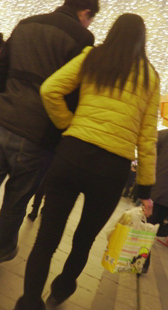 紧身裤少妇忙着拍照