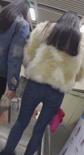 蓝色紧牛小妹跟女伴乘车回家