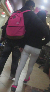 白色紧身裤学生妹陪男友逛街