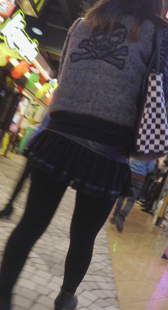 等人的短裙黑丝少女