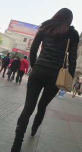 黑色紧身裤翘臀妞