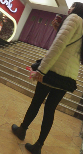 黑丝小妹上台阶