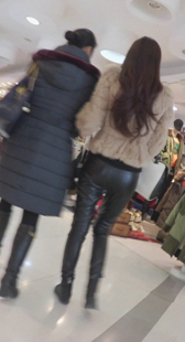 美艳皮裤少妇陪母亲逛商场