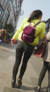 姐妹俩聊得真开心