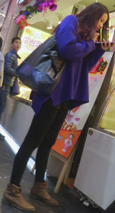 蓝衣美女的修长美腿诱惑无限