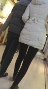 白色羽绒服少妇的笔直美腿