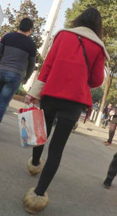 红衣小妹的纤细美腿