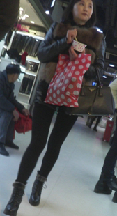 皮草热裤黑丝少妇吃的很香