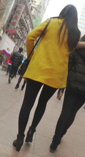 黄色大衣黑丝妞上台阶