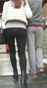 翘臀小妞陪男友逛街