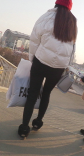 美腿小妹拿那么多东西，真想上去帮忙