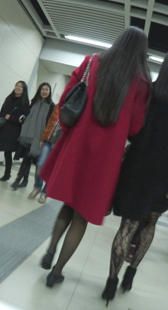 细腿红色大衣美女