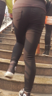 黑色紧身裤小妹双腿夹的很紧