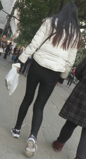 黑色紧身裤美腿少女