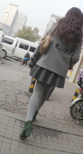 灰色系着装气质美女