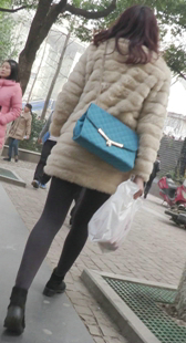 皮草少妇包包背后面真招摇