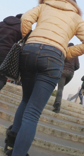 （特写）蓝色紧牛美腿上台阶