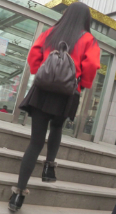 红衣短裙学生妹买甜品