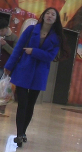 蓝衣黑丝美少女