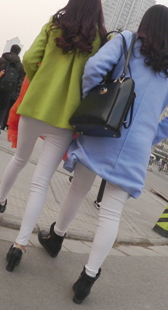 极品紧身白裤纤细美腿少女