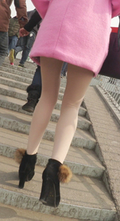 极品肉丝美腿妞上台阶