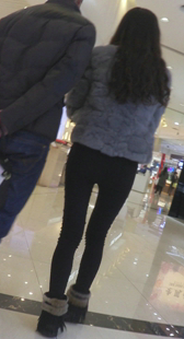 美腿少妇跟老公一起逛商场