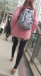 极品粉色毛绒外套黑丝大长腿真诱人