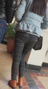 紧身格子裤少女