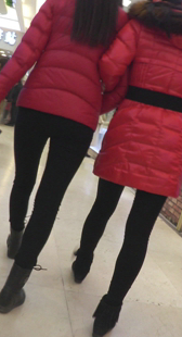 两个红色羽绒服妹子逛美食街