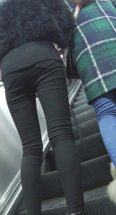 皮草少妇跟闺蜜一起逛商场