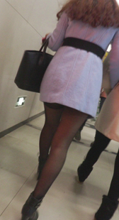 乘车的四个丝袜妞