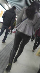 三个紧身裤乘车少女身材各有特色